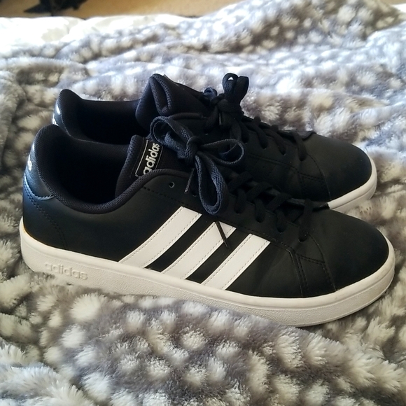 ADIDAS CLASSICS womans size 8 - Picture 1 of 3